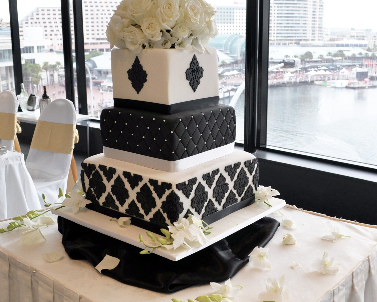 Красивый большой черно-белый свадебный торт