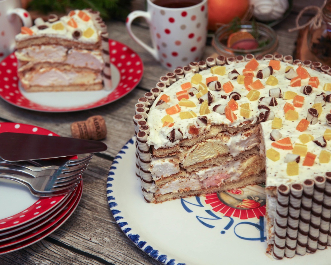 Красивый зефирный торт на праздничном столе 