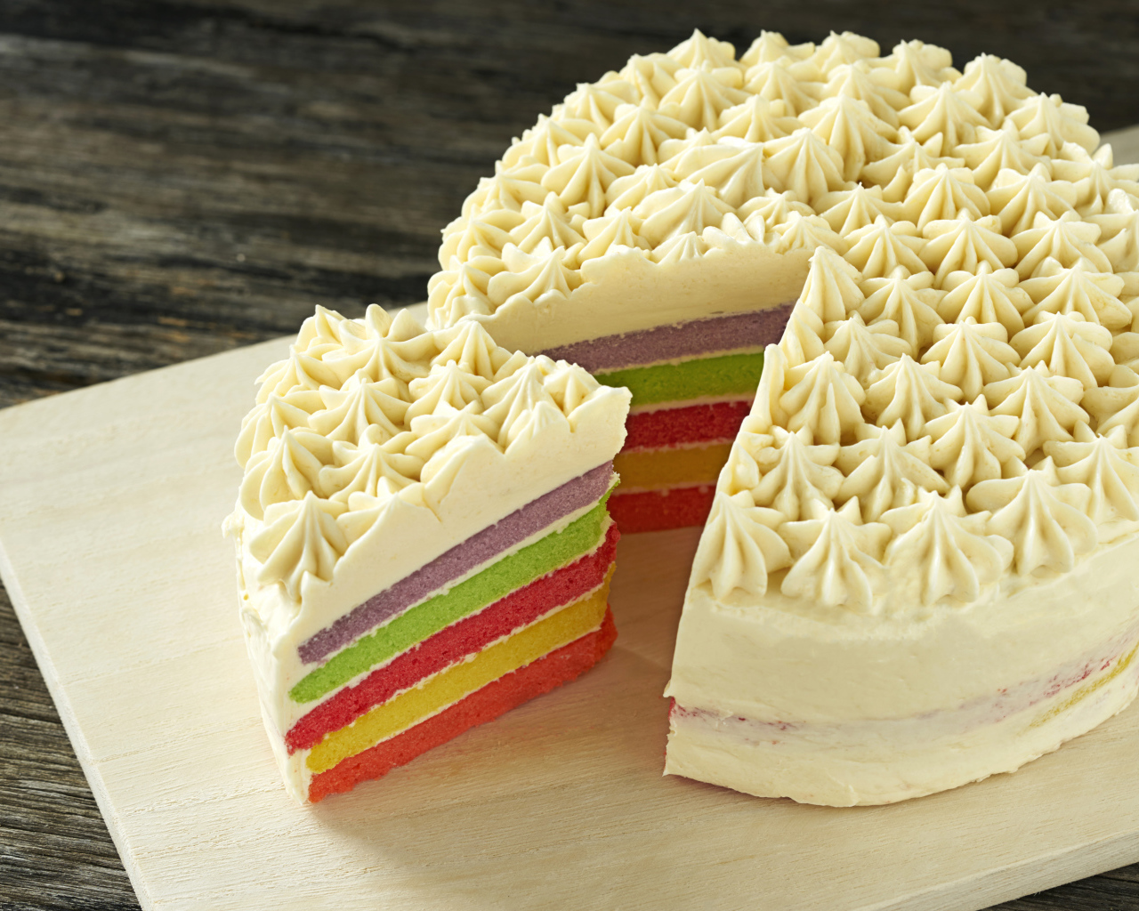 Красивый разноцветный торт с масляным кремом 