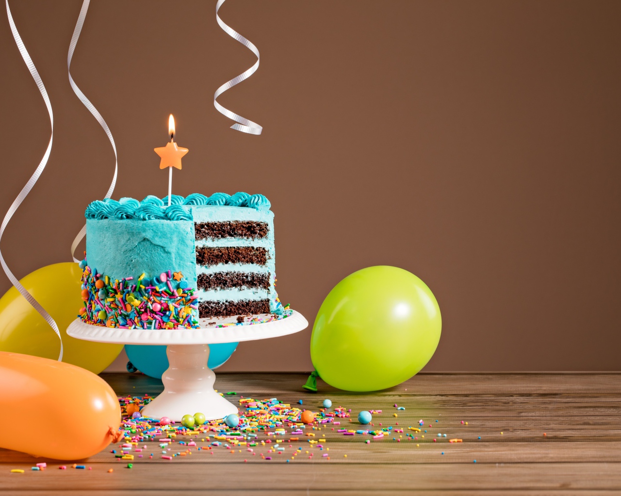 Торт на день рождения с одной свечкой и воздушными шарами