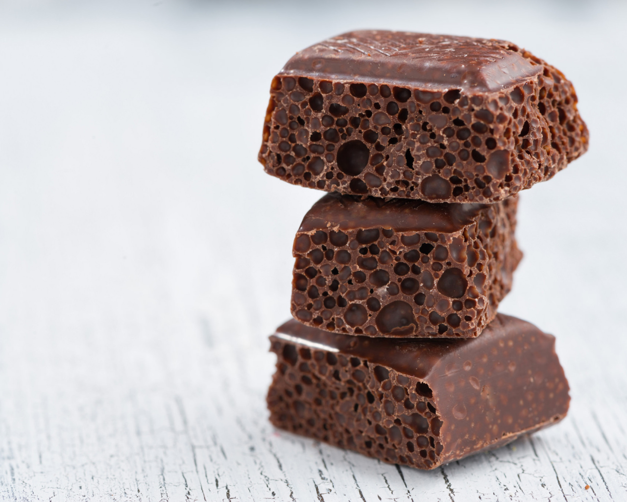 Черный пористый шоколад крупным планом