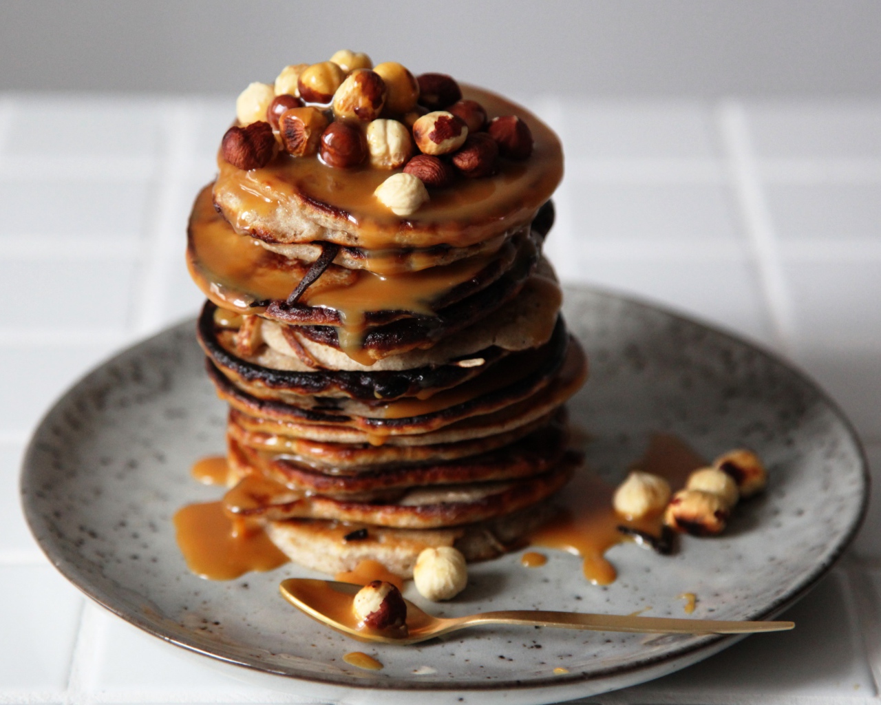 Гречневые оладьи с лесными орехами и сиропом