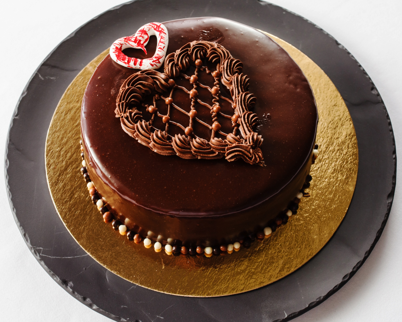 Торт с черным шоколадом и кремом 