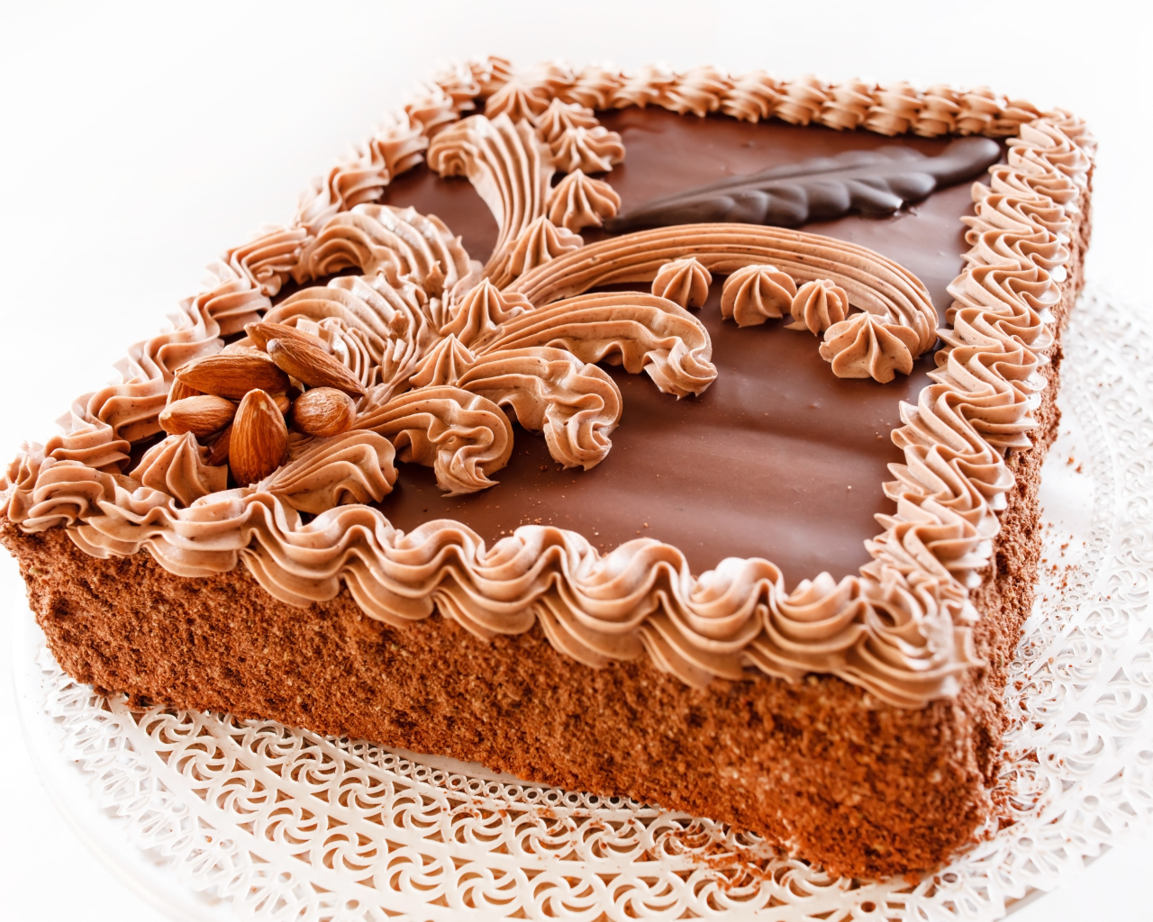 Торт с масляным кремом и миндальными орехами