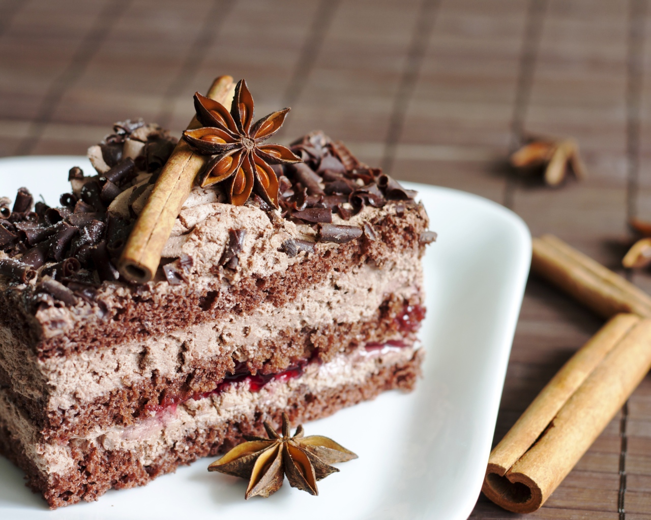 Пирожное с шоколадом, бадьяном и корицей