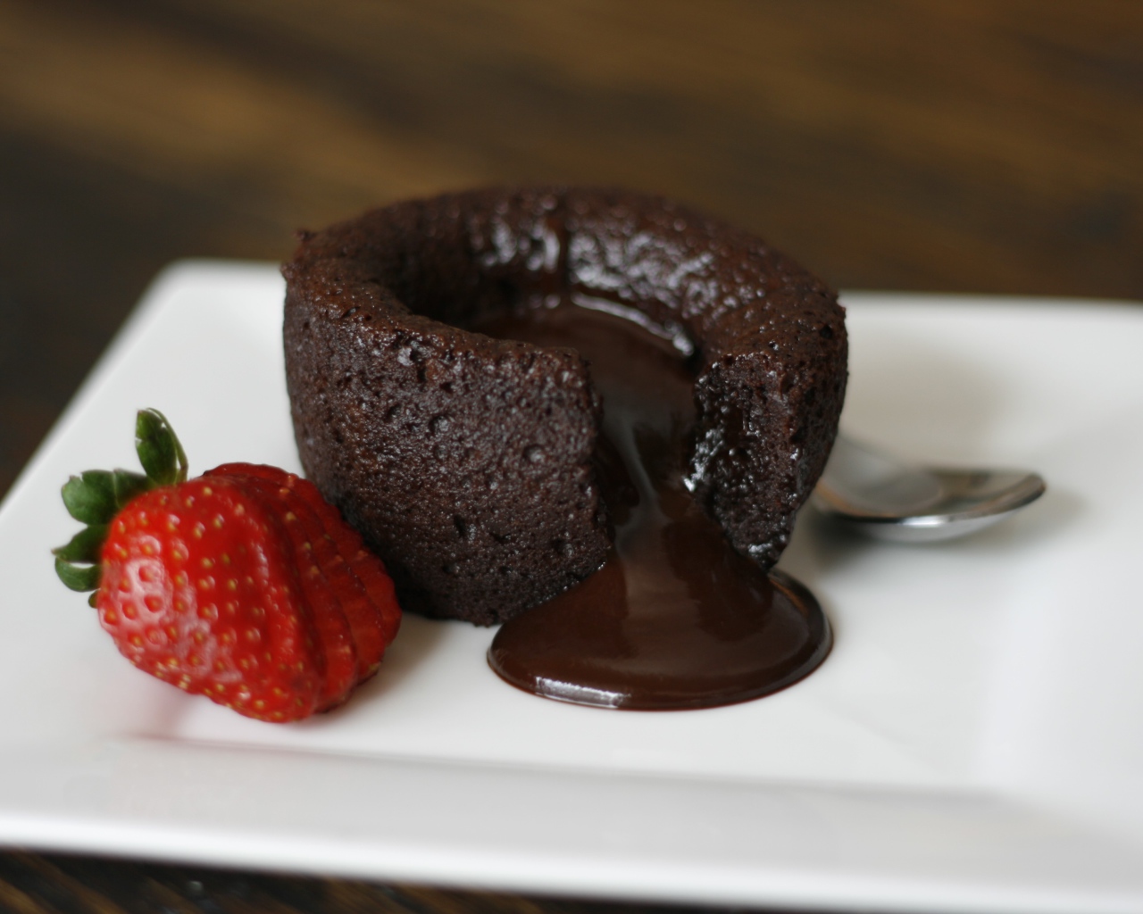 Пирожное с шоколадом и свежей клубникой