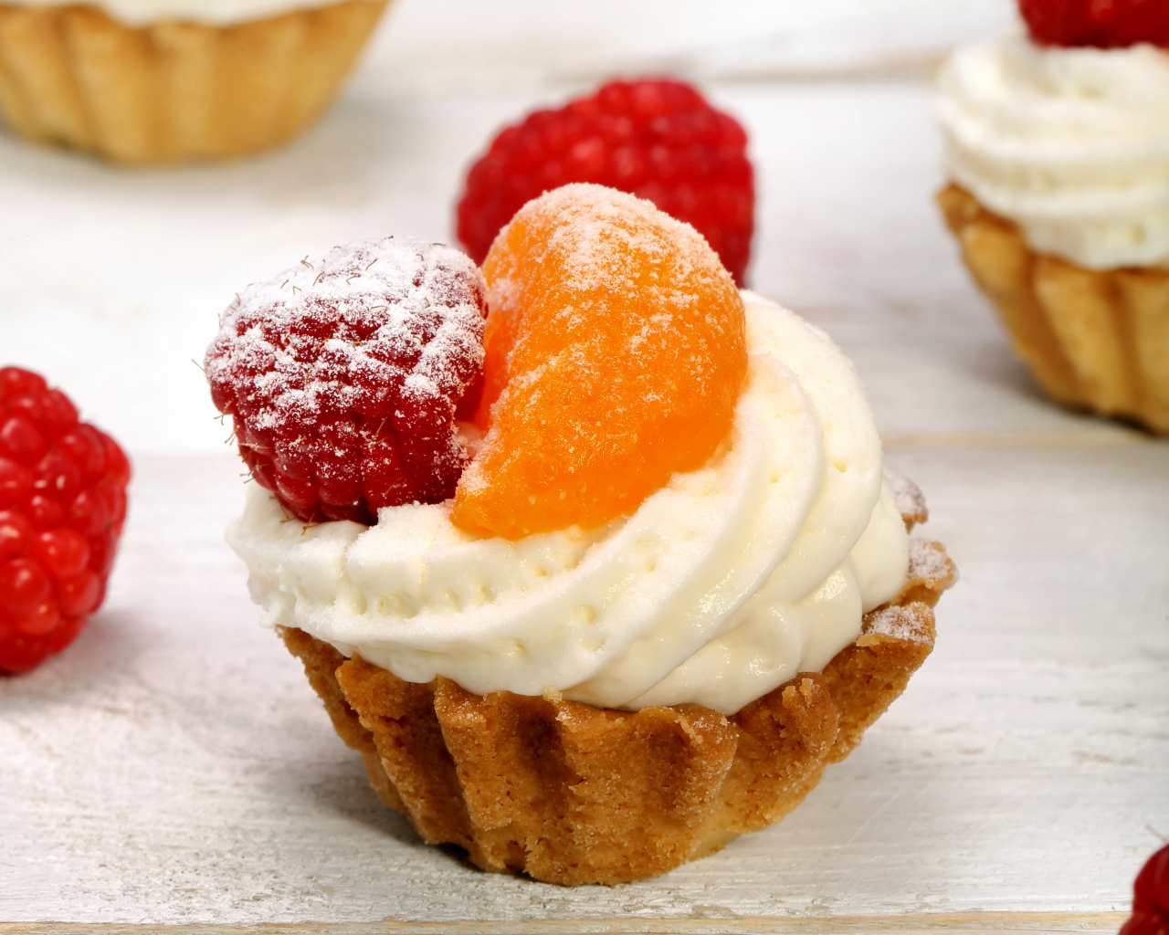 Пирожное со сливками, долькой мандарина и малиной