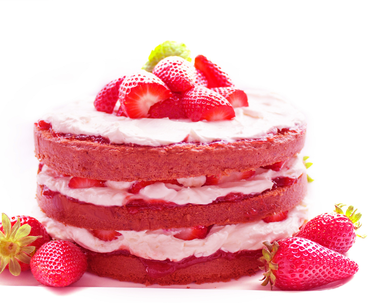 Пирожное с кремом и свежей клубникой 