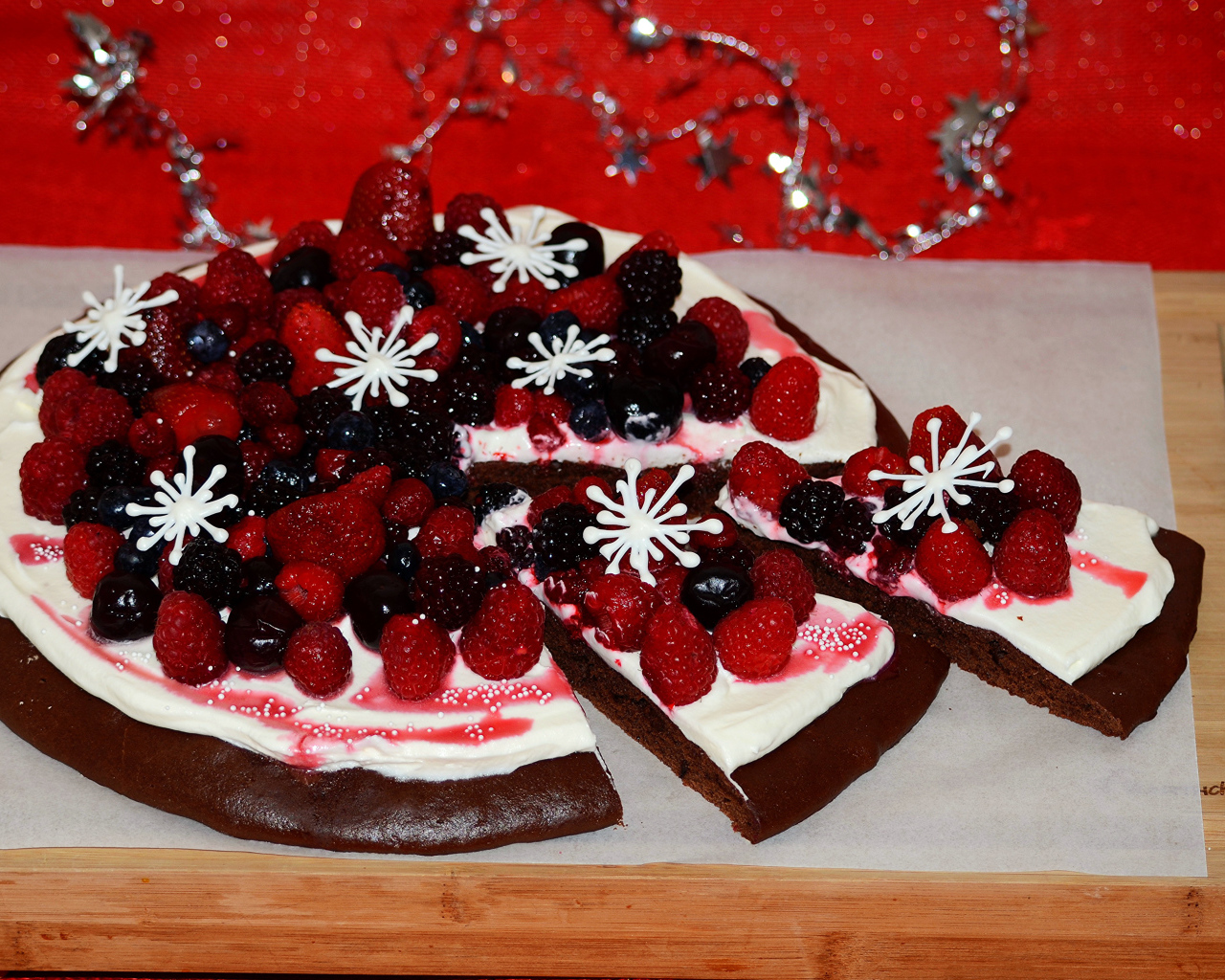 Праздничный пирог с ягодами на деревянной доске