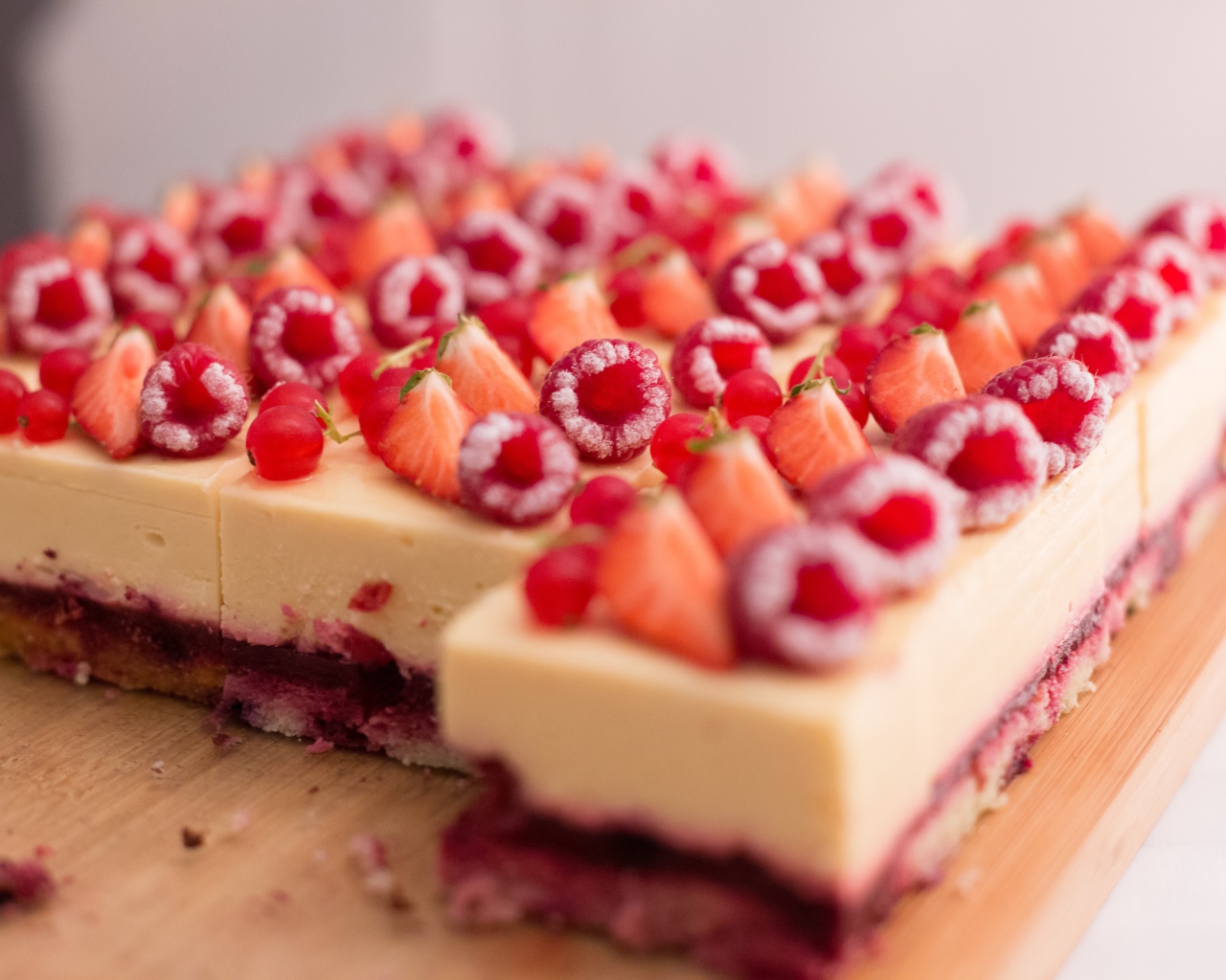 Пирожное чизкейк с ягодами малины и клубники