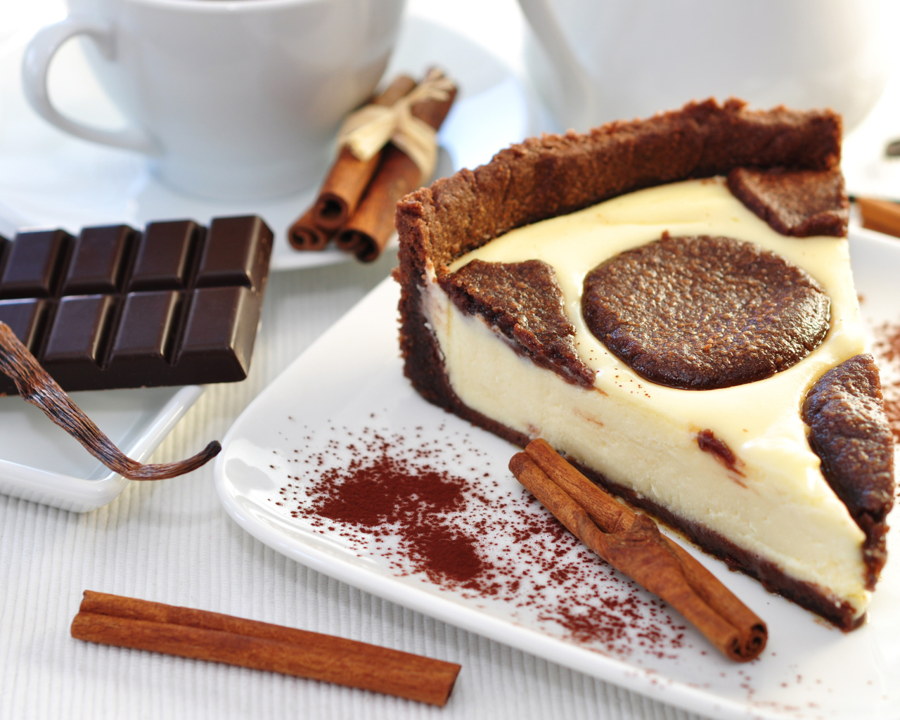 Чизкейк с шоколадом, печеньем и корицей