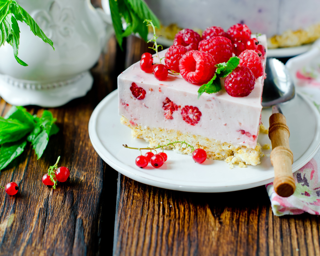 Чизкейк с красной смородиной и малиной