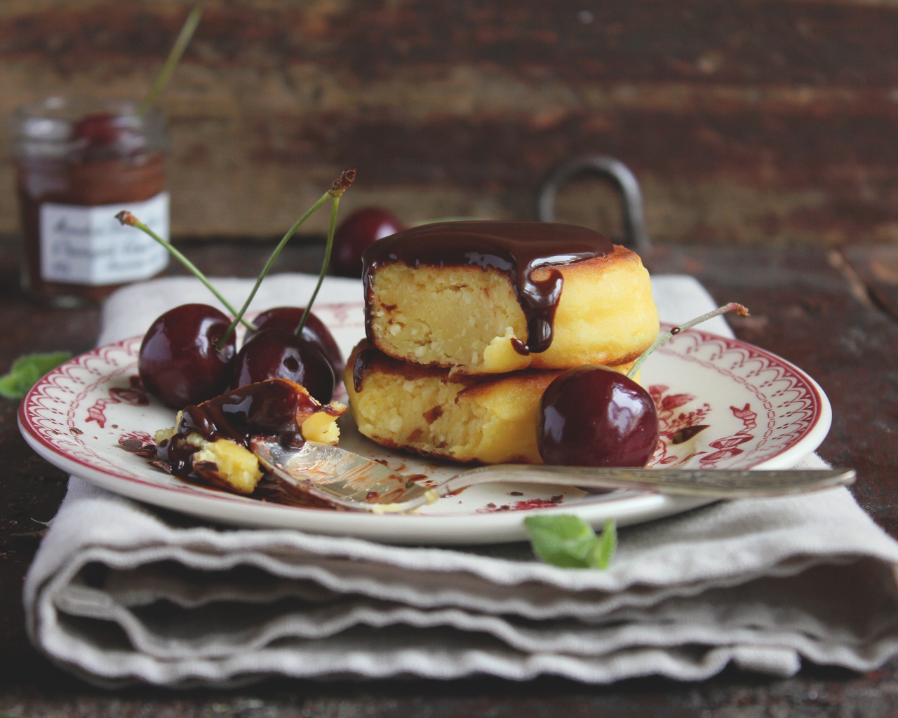 Сырники с шоколадом и вишнями