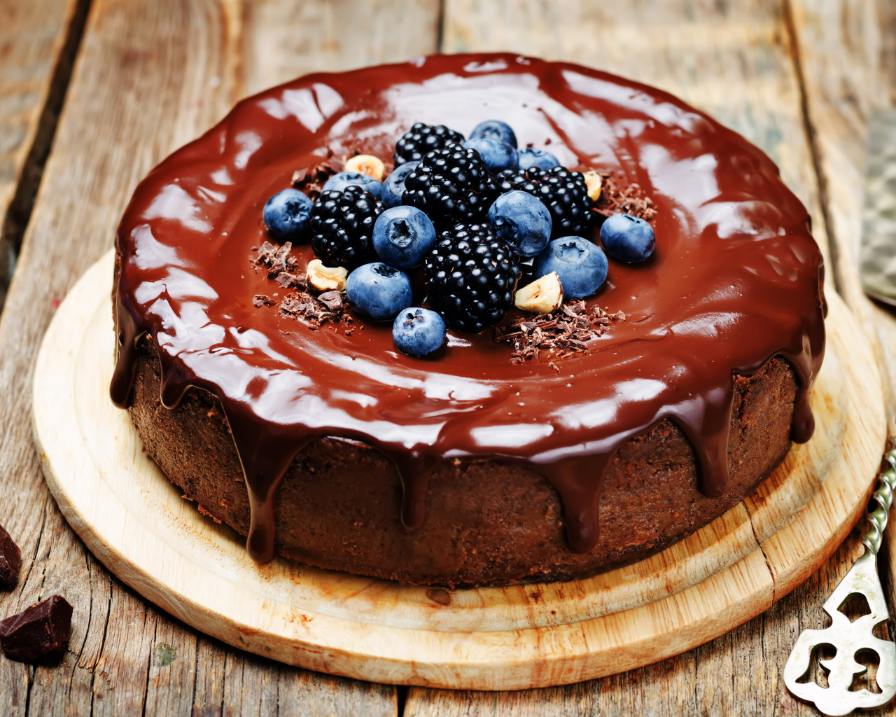 Шоколадный пирог с ежевикой и черникой 