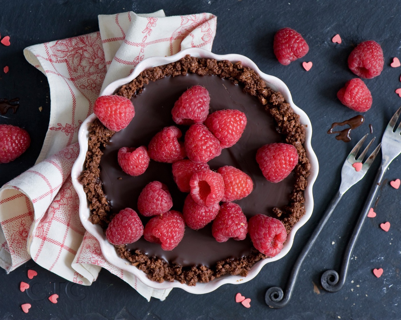 Шоколадный торт со свежей малиной 