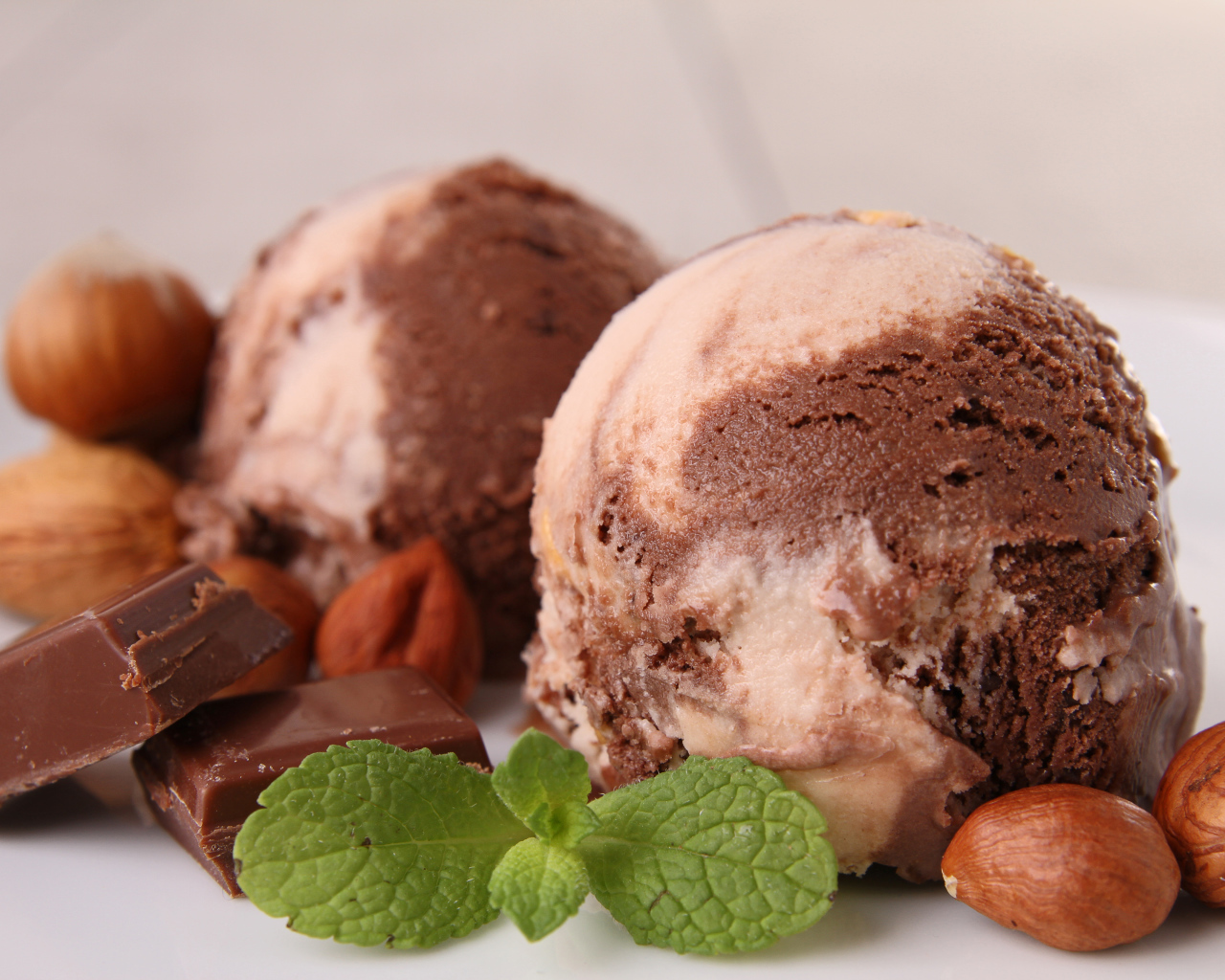 Шоколадное мороженое с лесными орехами 