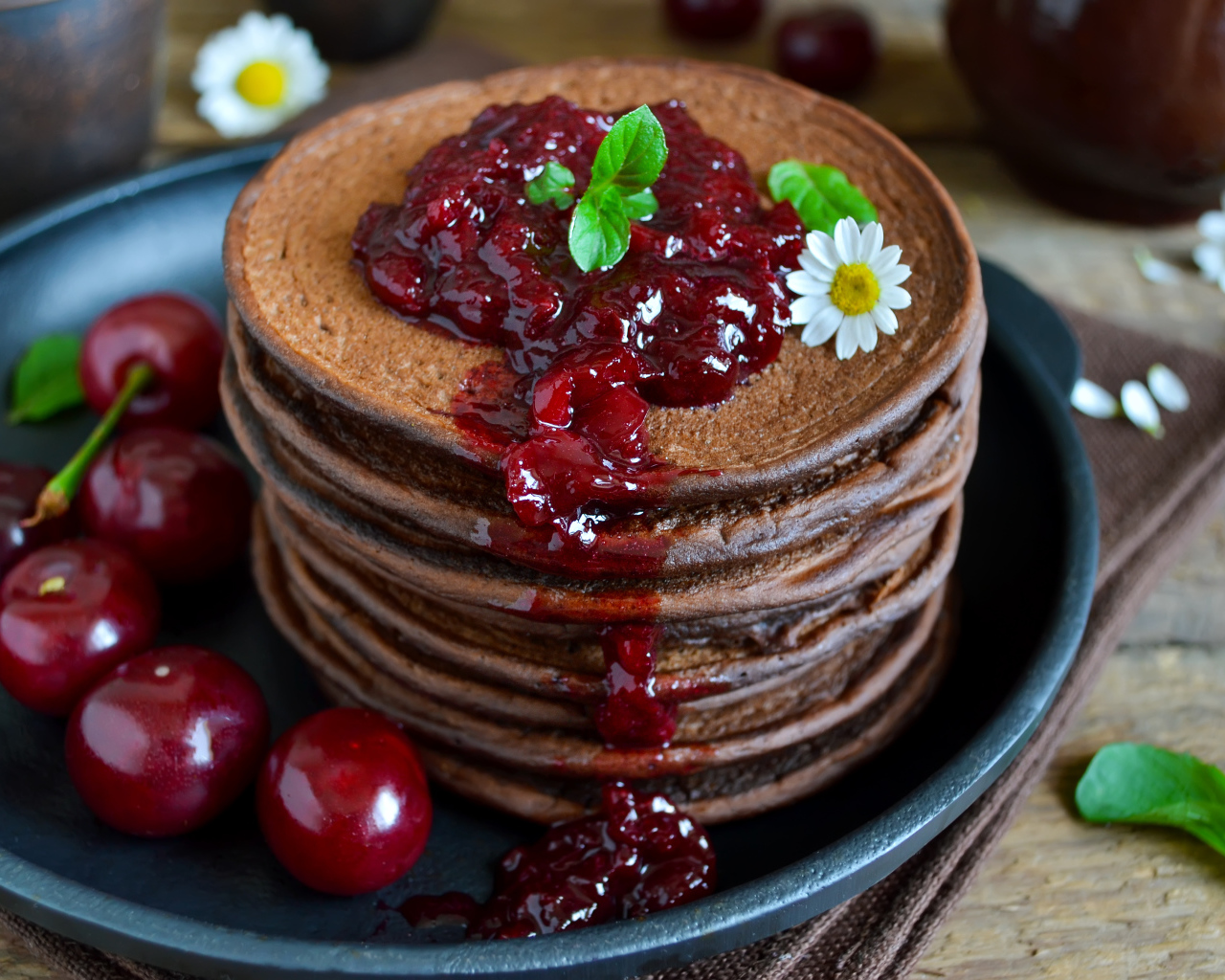 Шоколадные панкейки с вишней 