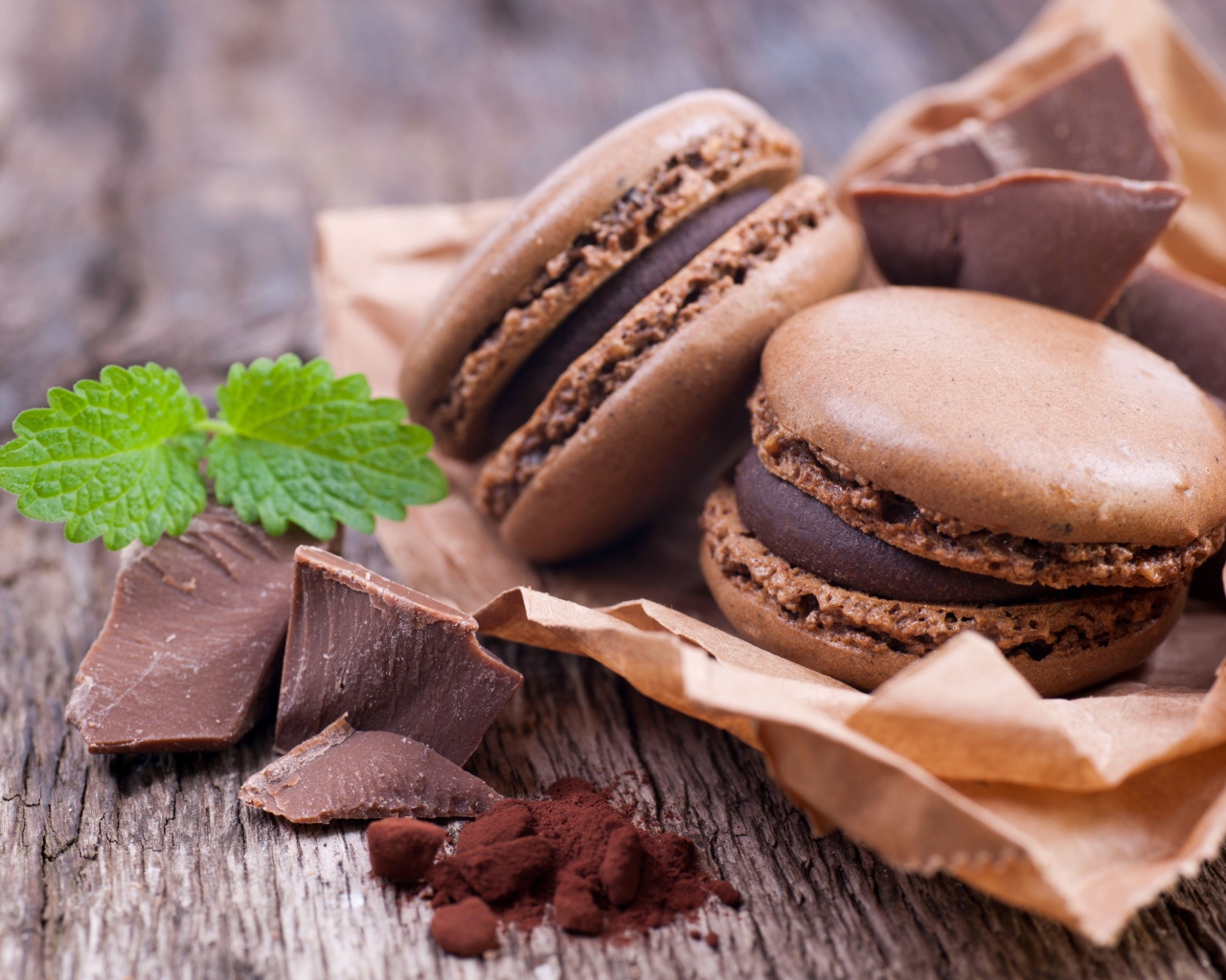 Шоколадные сладкие макаруны с мятой