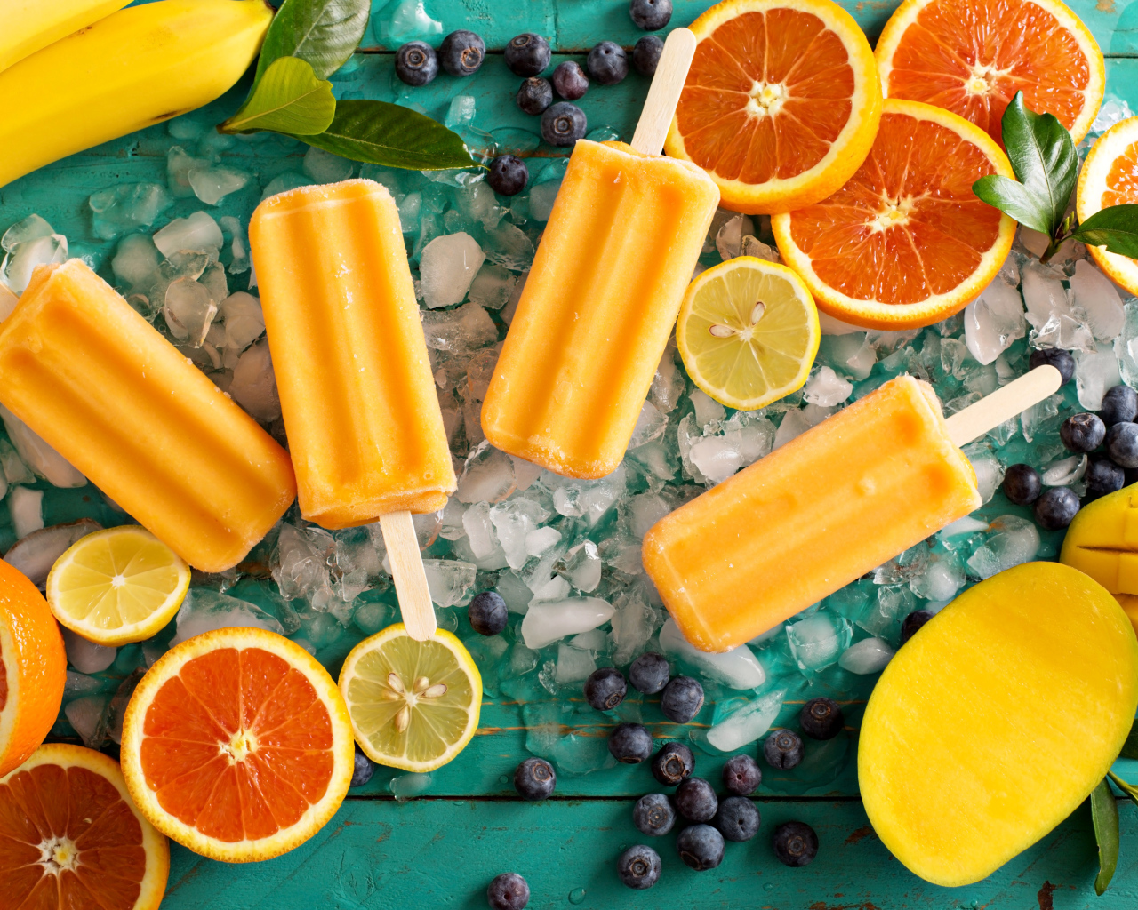 Цитрусовое мороженое на палочке со свежими фруктами