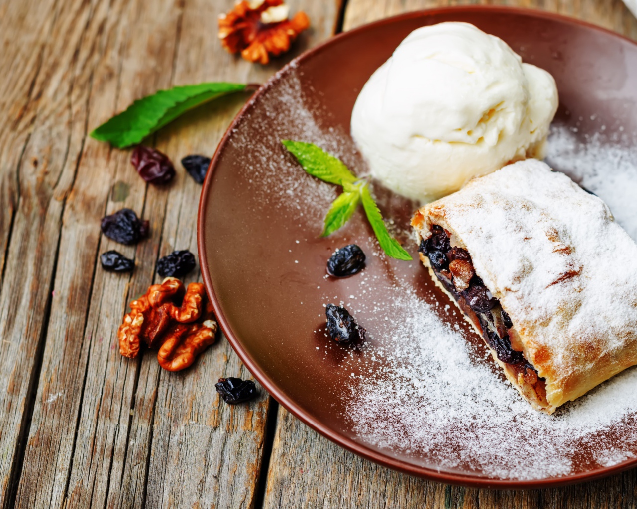 Вкусное печенье с изюмом и мороженое 