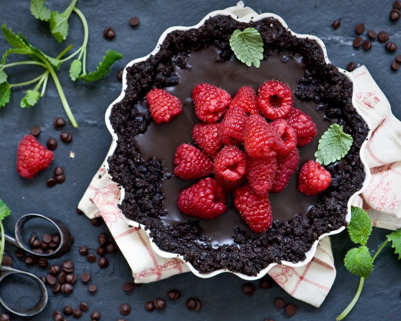 Вкусный торт со свежей малиной 