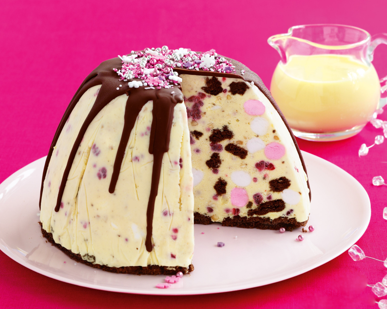 Вкусный десерт с шоколадом на розовом фоне