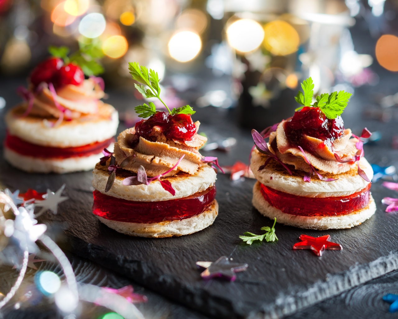 Вкусный десерт с мармеладом и кремом