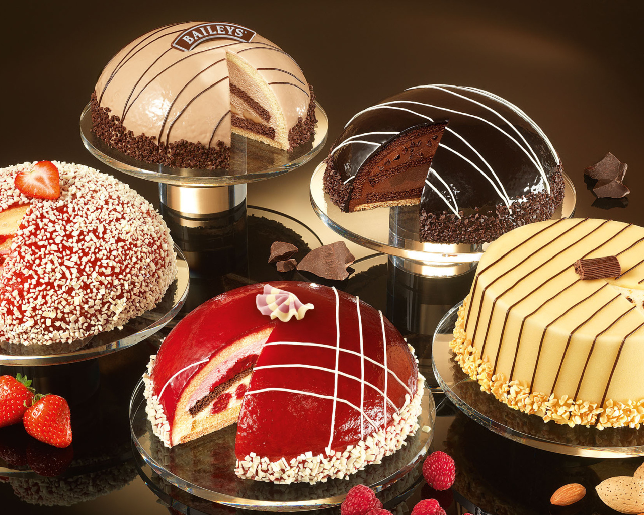 Вкусные разные торты на столе