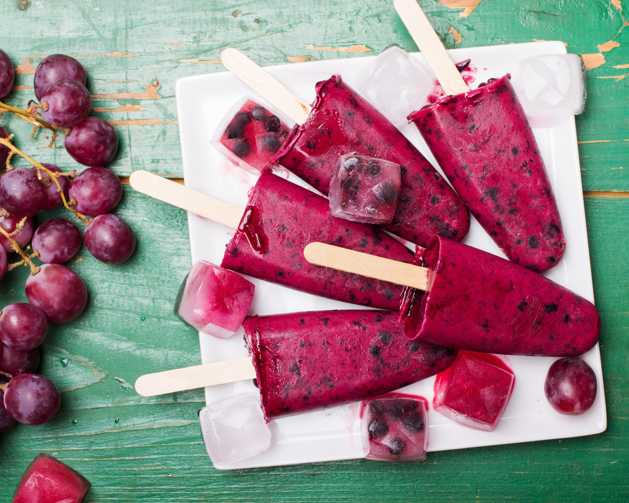 Вкусное фруктовое виноградное мороженое со льдом