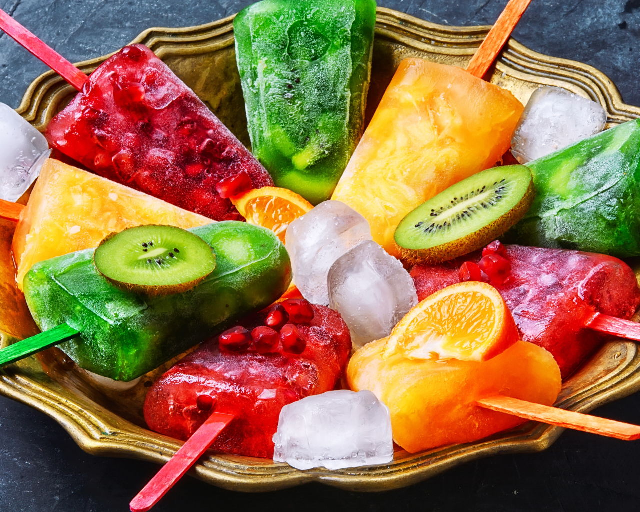 Вкусное фруктовое мороженое на палочке