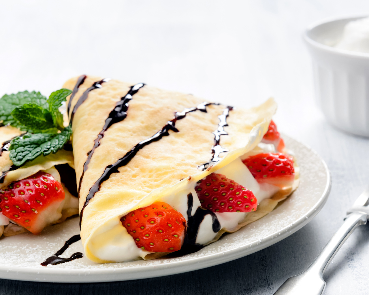 Вкусные блинчики с творожной начинкой и свежими ягодами клубники