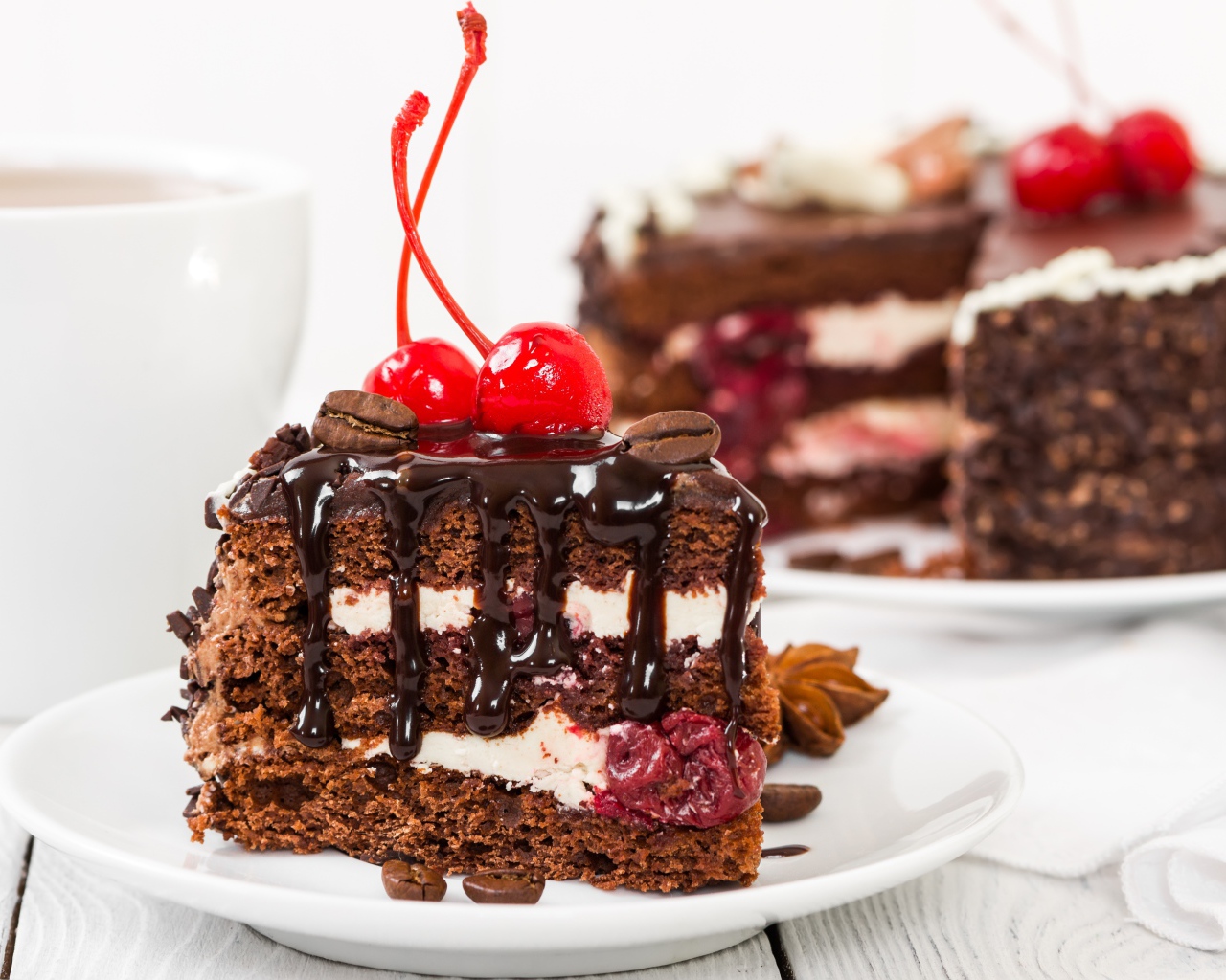 Вкусный кусок торта с шоколадом и вишнями