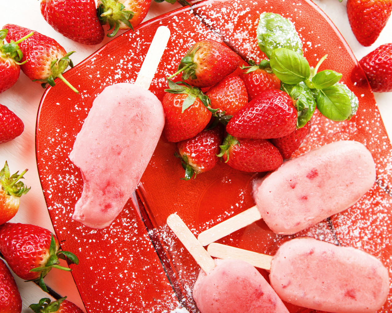 Вкусное клубничное мороженое со свежей клубникой 