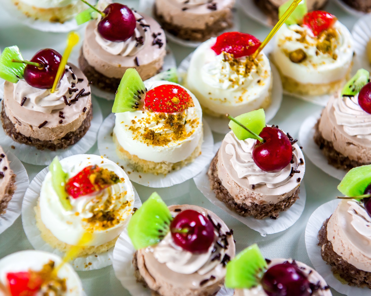 Вкусные сладкие пирожные с ягодами на десерт