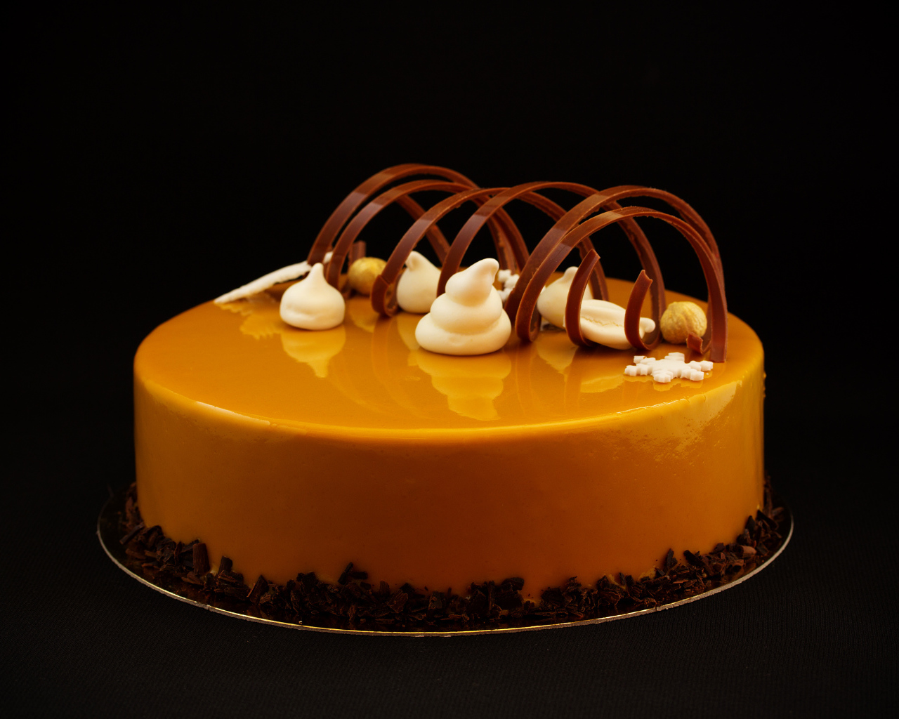 Дизайнерский торт с шоколадом на черном фоне