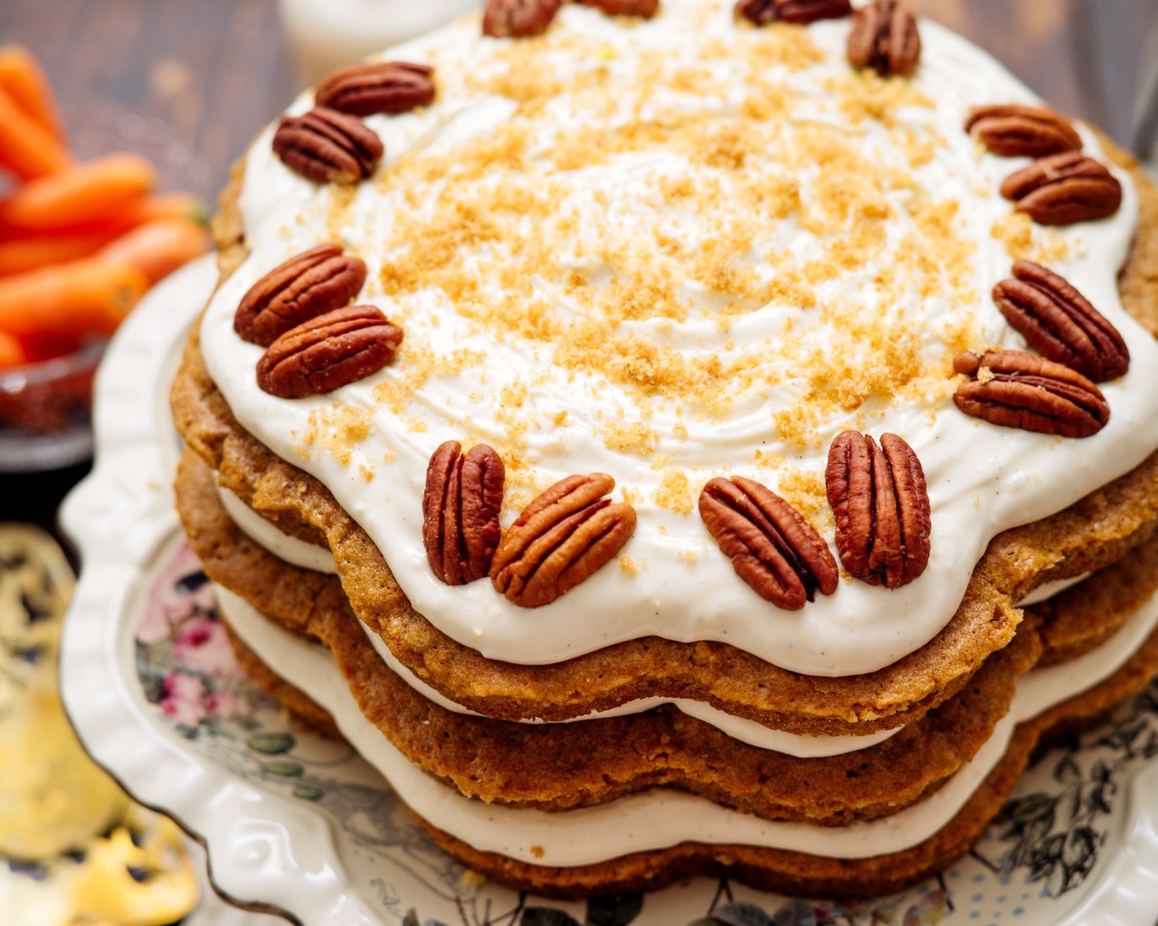 Праздничный торт со сливочным кремом и орехами 