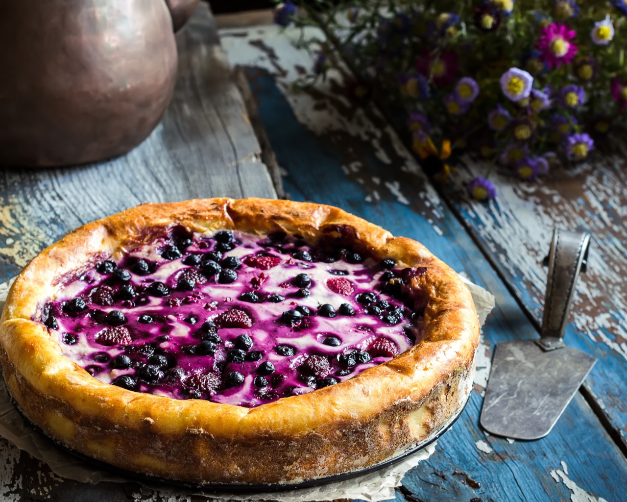 Свежий аппетитный пирог с ягодами черники