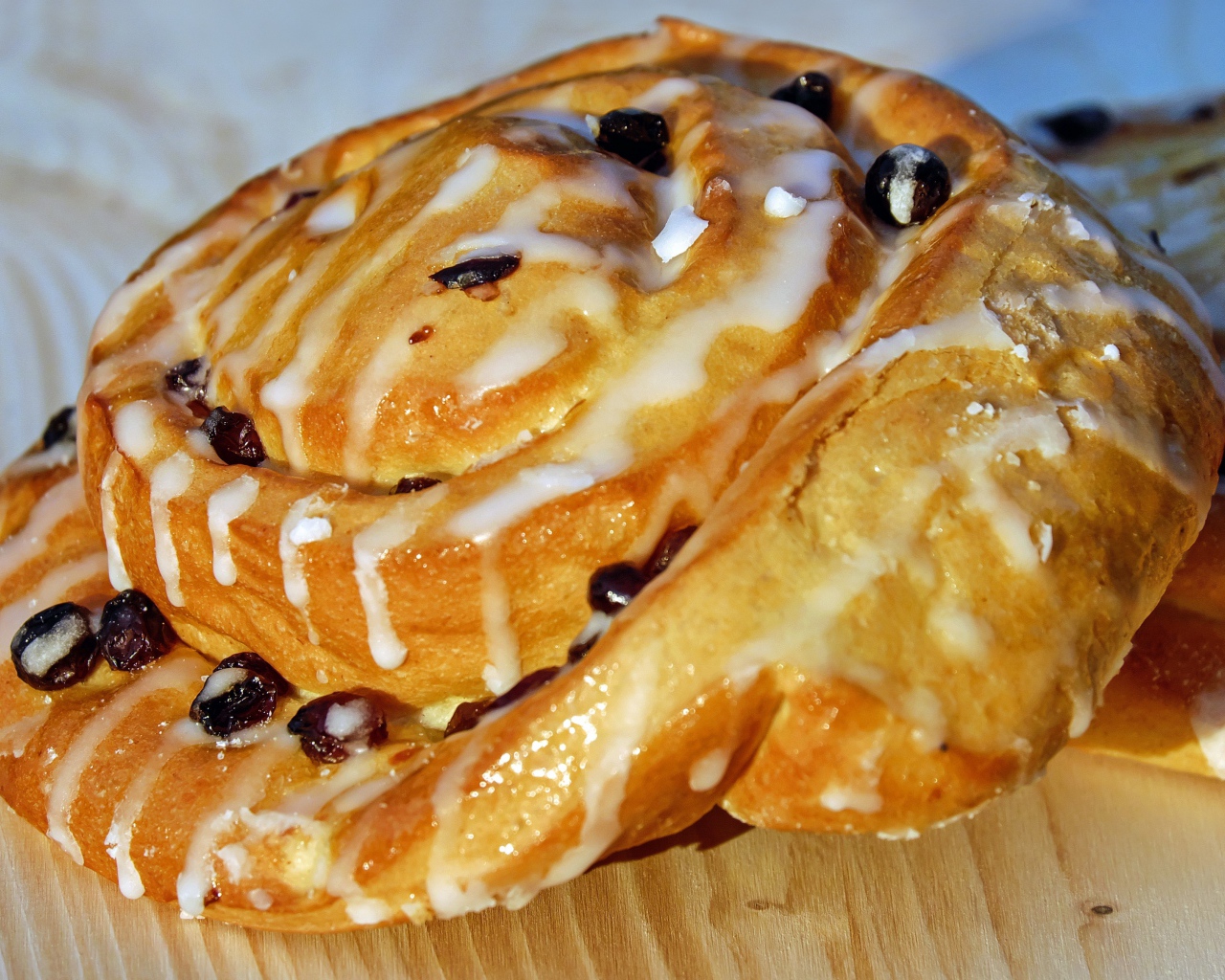 Свежая булочка с изюмом в сахарной глазури