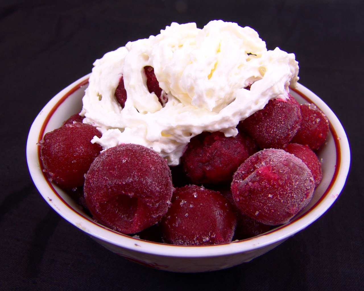 Замороженные черешни к тарелке со сливками