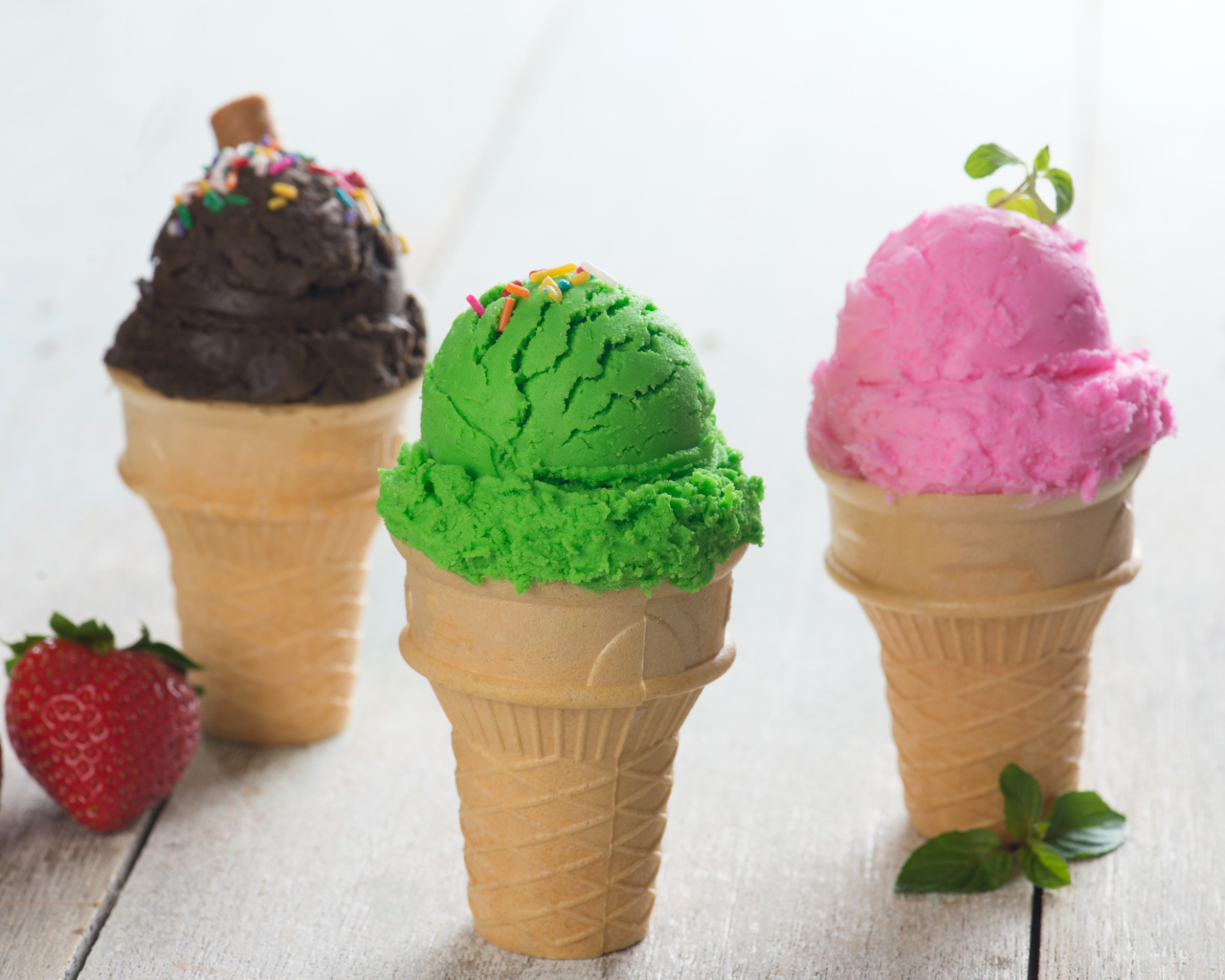Фруктовое и шоколадное мороженое в вафельных стаканчиках