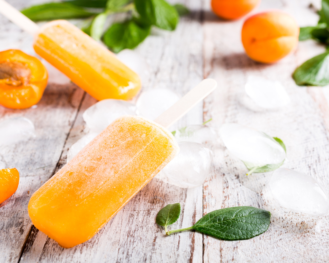 Фруктовое абрикосовое мороженое на палочке со льдом