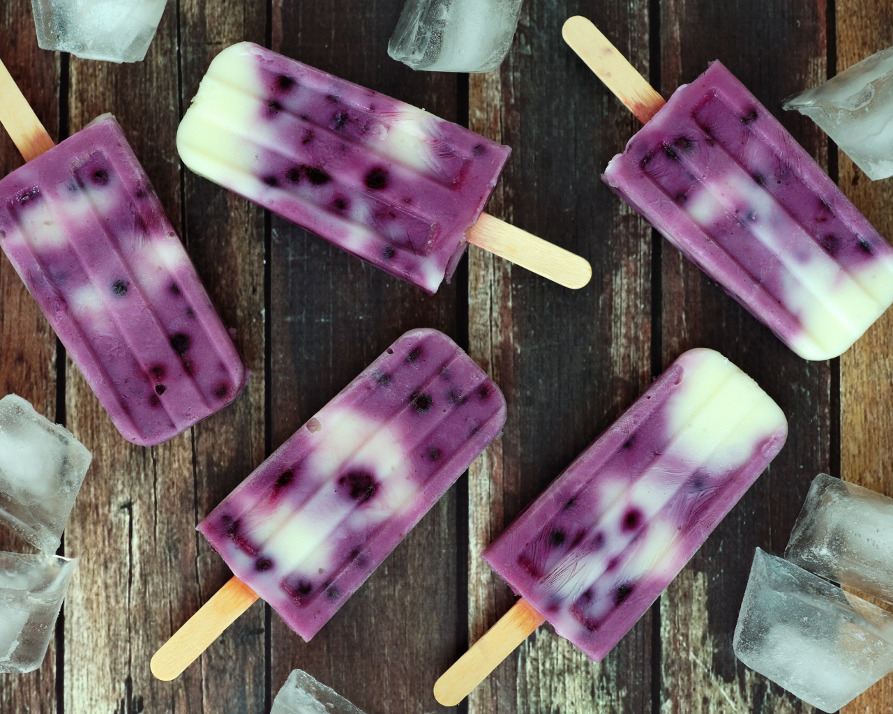 Фруктовое черничное мороженое на палочке с кусочками льда