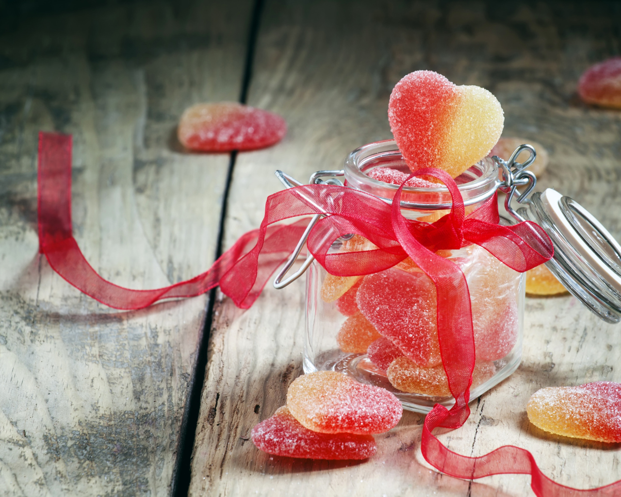 Мармеладные конфеты в форме сердца в стеклянной банке