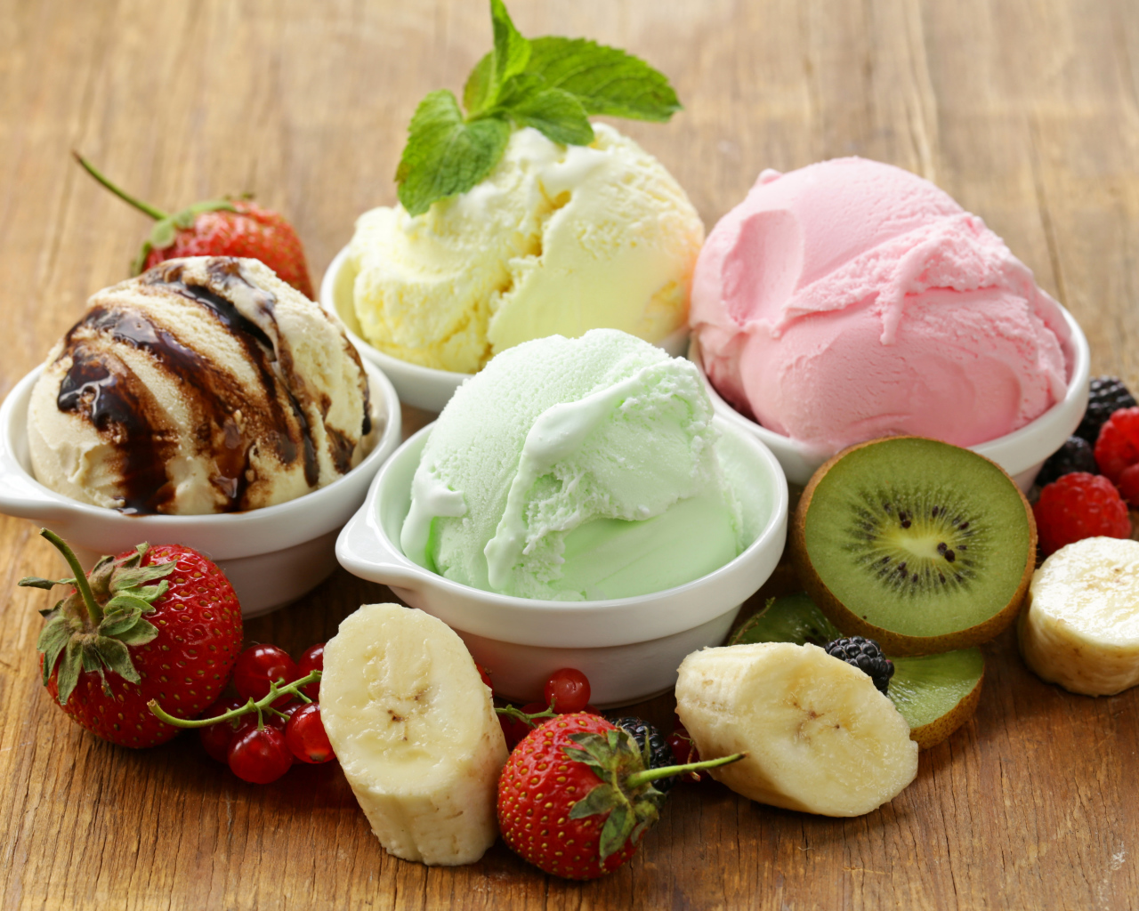 Шарики фруктового мороженого со свежими фруктами и ягодами