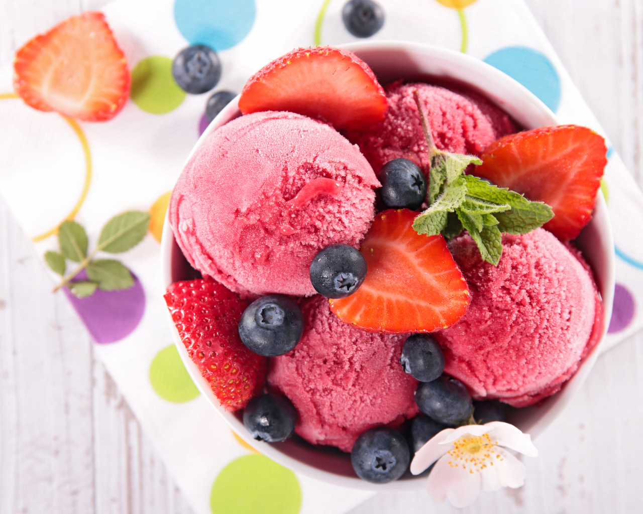 Шарики фруктового мороженого со свежей клубникой и черникой