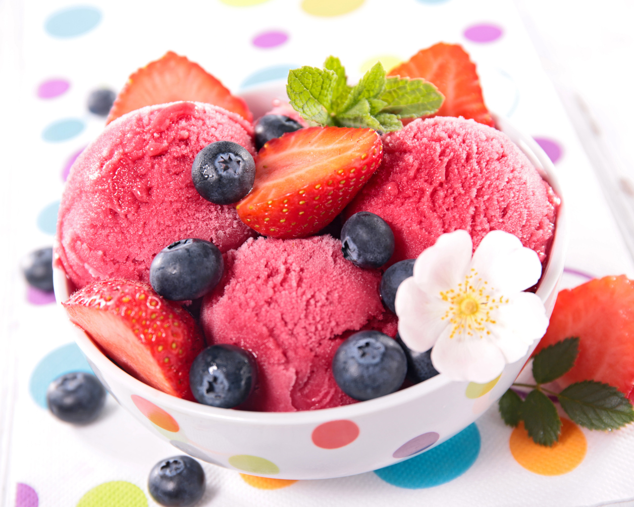 Шарики фруктового мороженого с ягодами клубники и черники