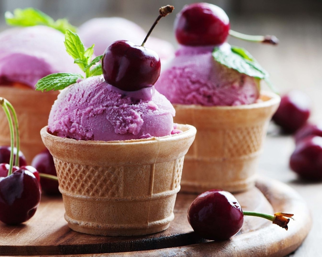 Фруктовое мороженое в вафельном стаканчике с вишней 