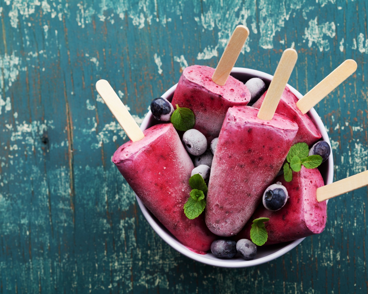 Фруктовое мороженое на палочке с черникой 