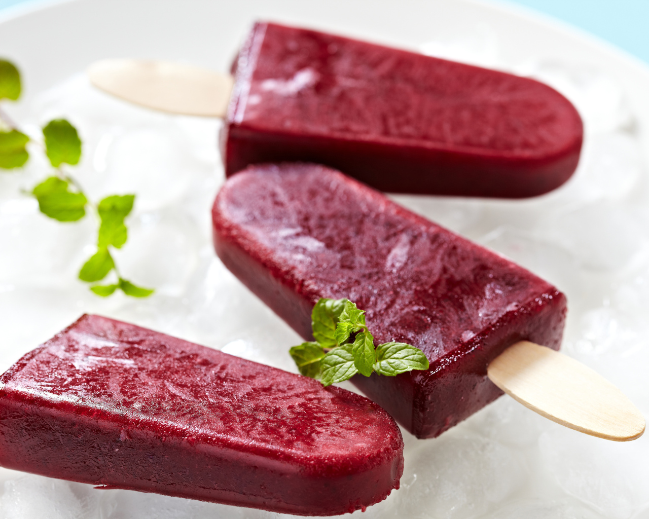 Фруктовое мороженое на палочке со свежей мятой