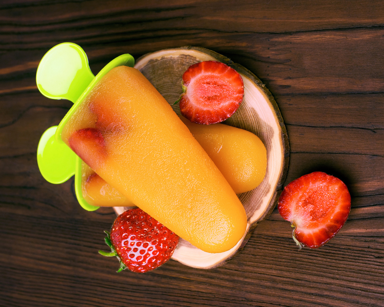 Фруктовое мороженое на палочке с клубникой